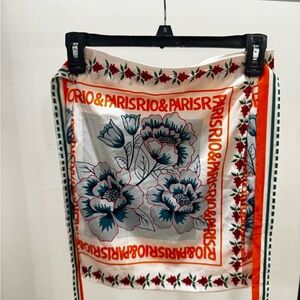 Chic Floral Print Scarf with Bold Accents